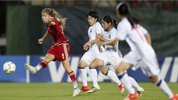 Laia Aleixandri intenta marcharse de la zaga japonesa. 