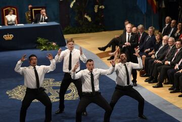 Israel Dagg, Jordie Barrett, Keven Mealamu, y Conrad Smith, jugadores de los All Blacks, la selecci¨®n masculina de rugby de Nueva Zelanda, realizan la "haka", danza tradicional Maor¨ª durante la ceremonia de entrega de los Premios Princesa de Asturias 2017 de los Deportes