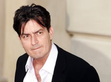 Charlie Sheen es hijo de Martin Sheen. Su nombre viene por la traducción de su nombre, Carlos a Charlie, y artísticamente adoptó el apellido de su padre, algo que no hicieron sus hermanos, Emilio y Ramón, que hicieron carrera artística con su apellido real, Estévez.