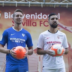 El Sevilla presentó en conjunto a Luuk de Jong y Munas Dabbur