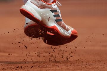 Detalle de los pies de Dominic Thiem durante un saque en el partido ante Novak Djokovic.