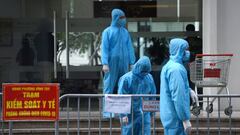 FILE PHOTO: Medical workers in protective suits stand outside a quarantined building amid the coronavirus disease (COVID-19) outbreak in Hanoi, Vietnam, January 29, 2021. REUTERS/Thanh Hue/File Photo