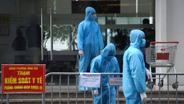 FILE PHOTO: Medical workers in protective suits stand outside a quarantined building amid the coronavirus disease (COVID-19) outbreak in Hanoi, Vietnam, January 29, 2021. REUTERS/Thanh Hue/File Photo