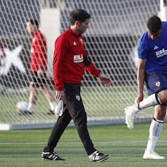 Marcelino mima a Coquelin que dio el susto en el entrenamiento