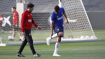 Coquelin se toca la pierna ante Marcelino.