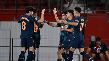 ALMERIA 23/09/2023. Los jugadores del Valencia CF celebran el gol de Diego López, durante el partido correspondiente a la jornada 6 de LaLiga celebrado esta noche en Power Horse Stadium de Almería. EFE/Carlos Barba
