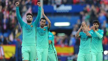 La plantilla del Barcelona celebra la victoria en el Calderón.