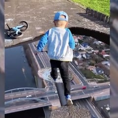 Inevitable llevarse las manos a la cabeza: el parkour más temerario de un niño