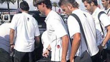 <b>AGOTADOR. </b>El viaje de regreso de Creta dejó huella en la plantilla. Se aprecia en el rostro de Luis García, Tamudo, Gorka, Riera, Coro, Ito y Jarque.