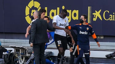 Diakhaby, camino de los vestuarios en Cádiz.