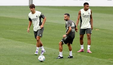 Gonzalo García, El preparador físico Ismael Camenforte y Kylian Mbappé durante el entrenamiento. 
 