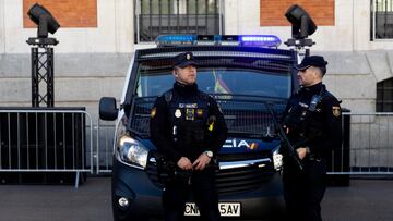 Dos agentes de la Policía Nacional durante la presentación del dispositivo especial de seguridad para las campanadas de fin de año, en la Puerta del Sol, a 30 de diciembre de 2024, en Madrid (España). La Jefatura Superior de Policía de Madrid ha informado sobre los efectivos y las unidades que participarán durante la tradicional fiesta de Nochevieja y bienvenida del año nuevo. La presentación del dispositivo ha contado con la presencia de representantes de unidades como la Unidad Especial de Guías Caninos y la Unidad de Prevención y Reacción y Grupo Operativo de Centro Agentes de la Policía Nacional.
30 DICIEMBRE 2024;POLICÍA;DISPOSITIVO;NOCHEVIEJA;CAMPANADAS
Eduardo Parra / Europa Press
30/12/2024