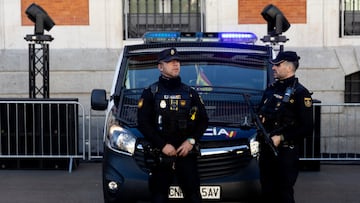 Dos agentes de la Policía Nacional durante la presentación del dispositivo especial de seguridad para las campanadas de fin de año, en la Puerta del Sol, a 30 de diciembre de 2024, en Madrid (España). La Jefatura Superior de Policía de Madrid ha informado sobre los efectivos y las unidades que participarán durante la tradicional fiesta de Nochevieja y bienvenida del año nuevo. La presentación del dispositivo ha contado con la presencia de representantes de unidades como la Unidad Especial de Guías Caninos y la Unidad de Prevención y Reacción y Grupo Operativo de Centro Agentes de la Policía Nacional.
30 DICIEMBRE 2024;POLICÍA;DISPOSITIVO;NOCHEVIEJA;CAMPANADAS
Eduardo Parra / Europa Press
30/12/2024