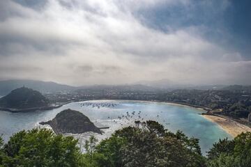 Probablemente es una de las postales más conocidas de San Sebastián y una de las playas urbanas más bonitas de todo el territorio nacional. La Concha es una maravillosa playa que ofrece todos los servicios posibles y la posibilidad de disfrutar de una de las mejores gastronomías de España.