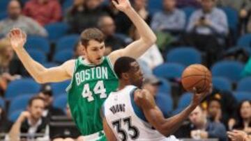 Tyler Zeller (44) y Thaddeus Young (33) en el partido de la pasada madrugada-