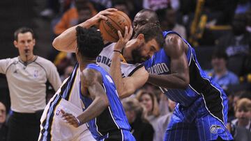 Dec 1, 2016; Memphis, TN, USA; Memphis Grizzlies center Marc Gasol (33) drives to the basket between Orlando Magic guard Elfrid Payton (4) and Orlando Magic center Bismack Biyombo (11) during the second half at FedExForum. Memphis Grizzlies defeats the Orlando Magic 95-94. Mandatory Credit: Justin Ford-USA TODAY Sports