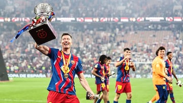 Lewandowski celebra la Supercopa.