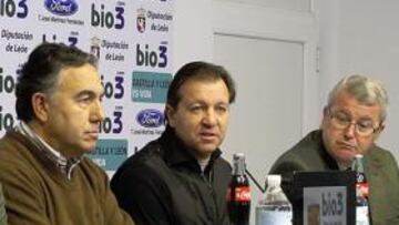 <b>DESPEDIDA. </b>Granero, con cazadora azul, agradeció la oportunidad que le dio el club.