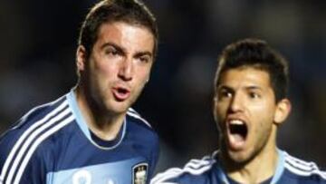<b>CRACKS. </b>Higuaín y Agüero celebran uno de los goles marcados por el madridista con Argentina.