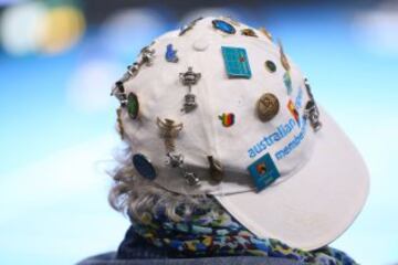 Una espectadora del Nadal-Raonic co una gorra repleta de pines.