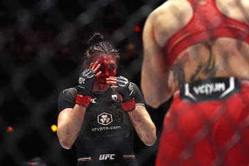 LAS VEGAS, NEVADA - SEPTEMBER 14: (L-R) Irene Aldana of Mexico fights Norma Dumont of Brazil during UFC 306: Riyadh Season Noche at Sphere on September 14, 2024 in Las Vegas, Nevada.   Christian Petersen/Getty Images/AFP (Photo by Christian Petersen / GETTY IMAGES NORTH AMERICA / Getty Images via AFP)