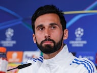 MADRID, 06/04/2026.- El ténico del Real Madrid, Álvaro Arbeloa, durante la rueda de prensa que ha ofrecido tras el entrenamiento del equipo este lunes en Valdebebas para preparar el partido de ida de cuartos de final de la Liga de Campeones que disputan mañana, martes, frente al Bayern Múnich en el estadio Santiago Bernabéu. EFE/ J.J.Guillen