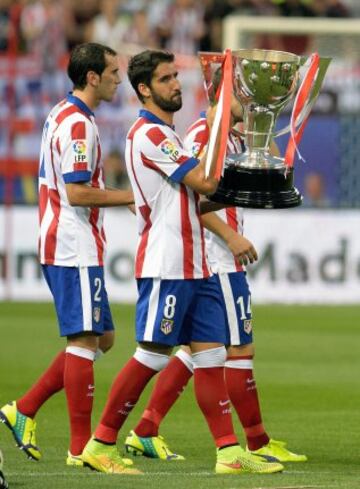 Raúl García con la Copa de la Liga conseguida en 2014.
