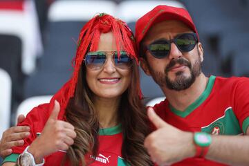 Hoy en el Al Bayt Stadium se enfrentan las selecciones de Croacia y Marruecos y los seguidores de ambos combinados han llenado de color el estadio. 