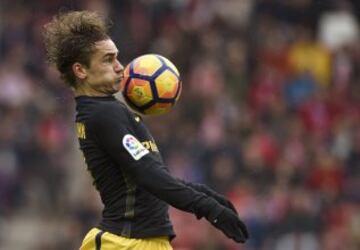 Antoine Griezmann controla un balón.