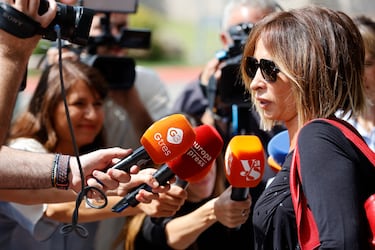 María Patiño a su salida del tanatorio de Tres Cantos.