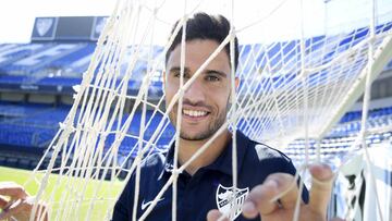 Munir posa para AS bajo una portería sobre el césped de La Rosaleda.