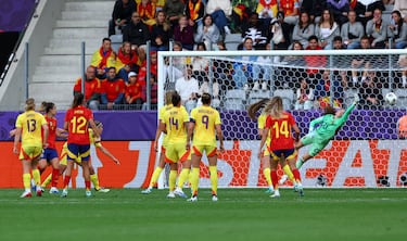 Otro gol a balón parado. Esta vez es en una segunda jugada que Alexia aprovecha para sumar otro gol a su casillero.