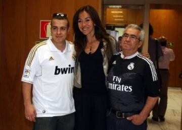 Carme Barceló con aficionados madridista.