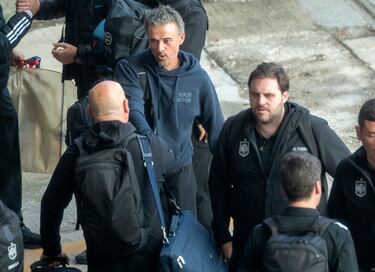 Luis Enrique en el aeropuerto de Madrid a su llegada de Qatar con el resto de la expedición española.