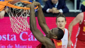 GRAF3514 MURCIA, 31/12/2017.- El p&iacute;vot belga de UCAM Murcia Kevin Tumba (c) hace un mate ante el p&iacute;vot de Baskonia Ilimane Diop (d), hoy durante el partido de la d&eacute;cimocuarta jornada de la Liga Endesa que haenfrentado a los dos equipos en el Palacio de los deportes de Murcia. EFE/Marcial Guill&eacute;n