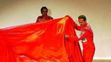 <b>NUEVO PROYECTO. </b>Michael Schumacher y Rubens Barrichello muestran el decimoquinto monoplaza de la Ferrari para competir en el Campeonato del Mundo de Fórmula 1.