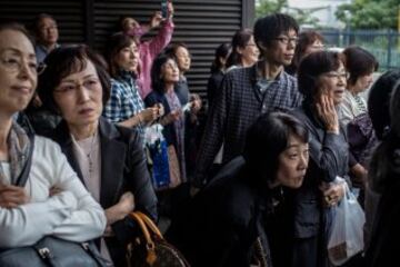 Muchos admiradores buscan una foto con sus luchadores favoritos.