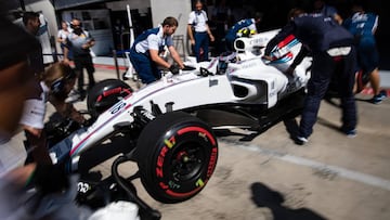 Williams' Canadian driver Lance Stroll is pushed back into the garage during the first practice session of the Formula One Austria Grand Prix at the Red Bull Ring in Spielberg, on July 7, 2017. / AFP PHOTO / ANDREJ ISAKOVIC