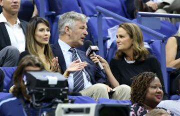 El actor Alec Baldwin junto a su mujer Hiklaria atiende las preguntas de la extenista Pam Shriver para la ESPN.