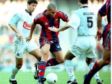 El 12 de octubre de 1996, Ronaldo marcó uno de sus goles más famosos. El brasileño regateó desde el centro del campo a todos los jugadores del Compostela que se pusieron en su camino para convertir un gol antológico.