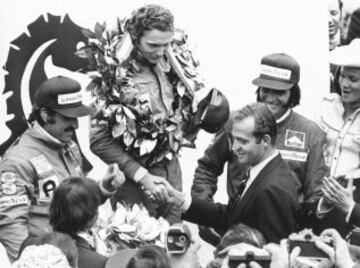 El Rey saludando a Niki Lauda con una corona de laurel.