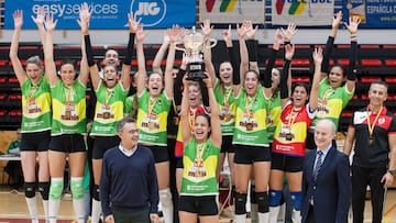 El Minis de Arluy Logroño se llevó la Supercopa femenina tras batir al Fachadas Dimurol Libbys de La Laguna por 3-2 en un emocionantísimo partido, remachado por Daniela da Silva, que evitó el Set de oro y que selló el 0-3 de la ida en tierras canarias. Helia González, internacional con España, fue la MVP de la final.