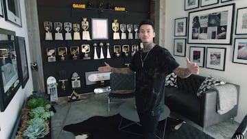 El skater Nyjah Huston abre los brazos ense&ntilde;ando la sala de trofeos que tiene en su casa de Laguna Beach (California), con los trofeos de la Street League Skateboarding y sus apariciones en prensa enmarcadas.