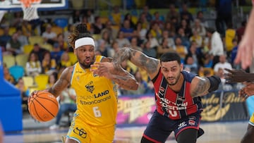 LAS PALMAS DE GRAN CANARIA, 08/02/2026.-El base del Gran Canaria Andrew Albicy (i) durante el partido de Liga Endesa que disputan ante el BAskonia este domingo en el GRan Canaria Arena. EFE/ Angel Medina G.