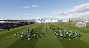 Último entrenamiento del Real Madrid antes medirse al Valencia