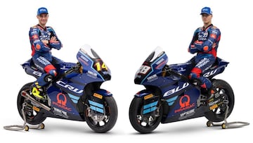 Arbolino y Guevara, con las motos del BLU CRU Pramac Yamaha de Moto2.