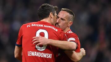 Rib&eacute;ry felicia a Lewandowski despu&eacute;s de marcar al Borussia Dortmund. 