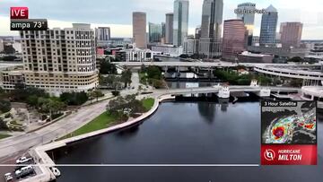 Una televisión americana muestra una simulación de lo que pasará cuando llegue el huracán Milton