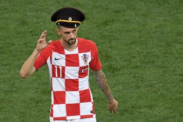 Brozovic, a diferencia de Lovre, se lo tom車 con m芍s humor. El centrocampista del Inter de Mil芍n opt車 por tom芍rselo con humor cogiendo el sombrero que llevaba el aficionado y poni谷ndoselo el mismo.