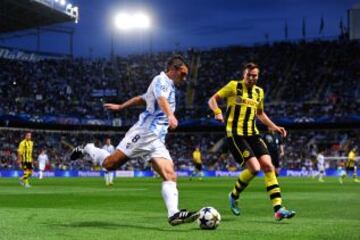 Jeremy Toulalan intenta el centro ante el jugador del Borussia Kevin Grosskreutz.